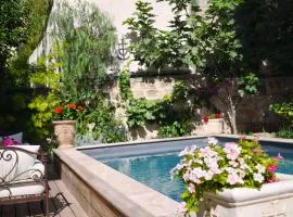VILLA ADOYA Chambre d'hôtes Aigues-Mortes intra muros au calme climatisation réversible PISCINE WIFI ascenseur PARKING gratuit