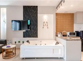 Hotel Down to Earth – hotel w mieście Noida