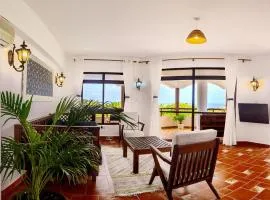 Ken's Apartment 5 Enjoy Ocean Views, Pool and AC