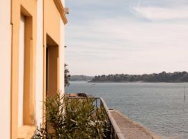 Hôtel De La Vallée، فندق في دينارد