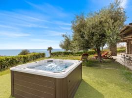 Bea Casa Vacanze con vista mare، فندق في Magomadas