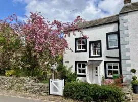 Blacksmiths Cottage a traditional cottage with garden and wood burning stove in Pooley Bridge, Ullwater