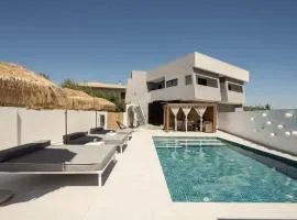 Moon Boutique Hotel - Ultra Luxury Suites with Pool, Perfect for Fun and Relaxation By Villa Mana Gers