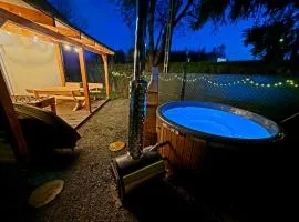 Holiday House Lawendowa Przystań - dom z jacuzzi nad jeziorem