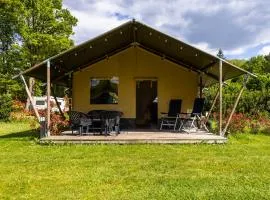 Safaritent bij speeltuin voor gezinnen op groen rustig park op de Veluwe