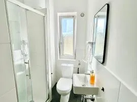 Apartment with Garden near SCS with 5 Single Beds