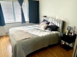 Cozy Double room near Louisiana Museum and Train, хотел в Хумлебек