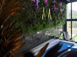 Le Magic Hôtel & Spa - Château - Centre Historique - Gare TGV - Parking - Bornes de Recharge - Séminaires, מלון בויטרה
