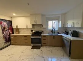 Vancouver Downtown Living Room Stay- Open Room for 3, Free Parking