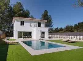 Modern villa with pool for 10 people