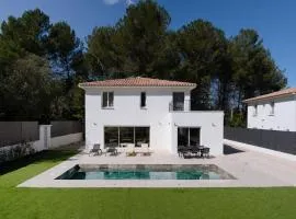 Modern villa with pool for 8 people