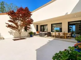 Villa Las Encinas · Jardín y vistas cerca del mar