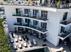 Blue Eye Hotel، فندق في كساميل