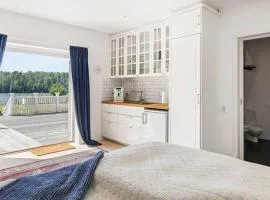 Pentry med sjöutsikt i Villa Forza