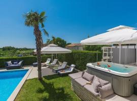 Villa with pool and garden in a quiet village near Porec !, khách sạn ở Selina
