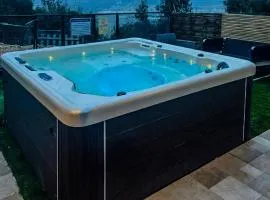 Michal's Cozy Garden Unit & Jacuzzi