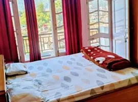 Ghar Homestay- 2 Room -Prime Location - Balcony kitchen