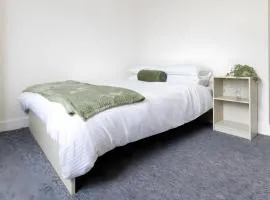 Central Apartment, Ideal for Couples, Sleeps 4