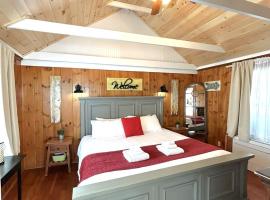 Cottage 12 - King Bed Child Loft w Twin Private Bath Kitchenette Pets Allowed Fee applies, ξενοδοχείο σε Wolfeboro