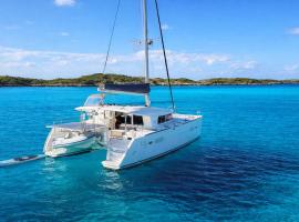 Catamaran en Ibiza, hotel en Cala s'Almonia