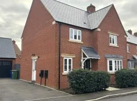 Entire home For Silverstone
