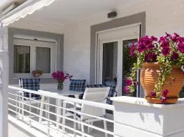 Pascal House Cozy & Comfortable Apart with Parking, 400m frm beach