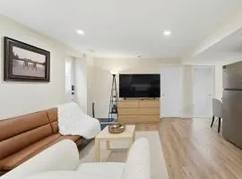 Charming Cozy Lower-Level with 1 Queen Bed & Living room Suite in a Quiet Area