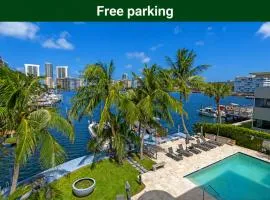 Waterfront Luxe Condo - Close to beach