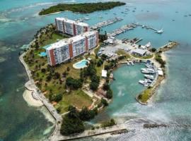 Private Island- Balcony Ocean view-Entire 1BR Condo-WiFi-AC, hôtel à Fajardo Harbor Seaplane Base