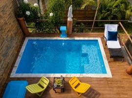 Chalé Beira-Mar com Piscina Privativa e Varanda em Barra do Jacuípe, hotell i Camaçari