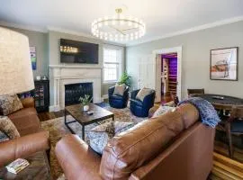 Bourbon Festival Block from Downtown Sleeps 13