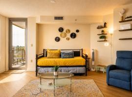 Silver Spring DC Metro 2BR Rooftop Gym LuxePad, отель в Силвер-Спринг