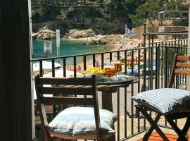 Tamariu Beach 1- Beachfront Home with wifi views, Hotel in Tamariu