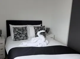 Modern 2BR-2BA Private Balcony & Free Parking