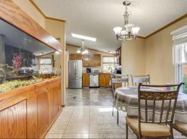 Private Pet Friendly Home Near Exotic Deer Farm Close to Pigeon Forge, Gatlinburg TN, khách sạn ở Sevierville