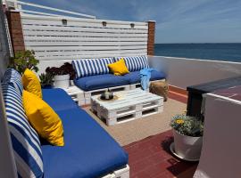 Beachfront Apartment - 2 Terraces - Stunning Sunrises, hotel u gradu Gibraltar