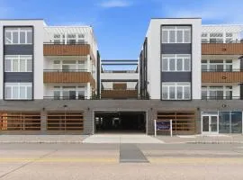 Brand New Penthouse Escape 3BR 2 Bath Beach Badges, 2 car Parking, EV Charger, Elevator