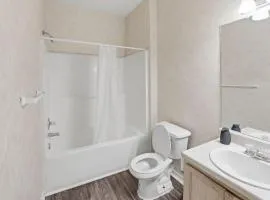 Modern Comfort w Balcony, Kitchen & WiFi