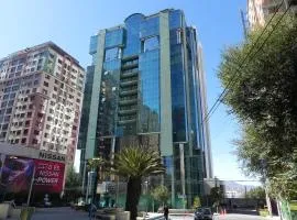 Muy cerca, a pasos de la Embajada de EEUU