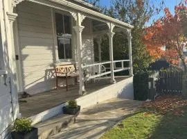 Relaxing sunny Nelson retreat, balcony views & easy walk to CBD