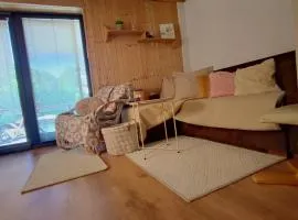 Chata s výhledem a šumící řekou a bazénem