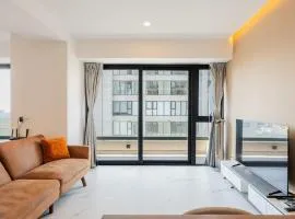 Designer Loft with insane Amenities Gym Cine Spa