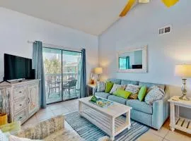 Beautiful condo with shared pools full kitchen private washer dryer