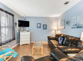 Comfortable Condo at a Beachfront Complex w AC WiFi Balconies & Shared Pool, khách sạn ở Gulf Shores