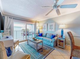 Cheerful beach stay with heated pool balcony gulf views W&D & central AC, מלון בגולף שורז
