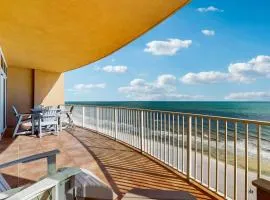 Gulf-front condo with panoramic views balcony & shared pool hot tub gym