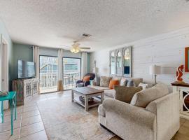 Updated condo on Wolf Bay with shared pool tennis and boat launch, отель в городе Орандж-Бич