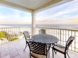 Gulf-Front condo with balcony beach access WiFi AC & outdoor pool