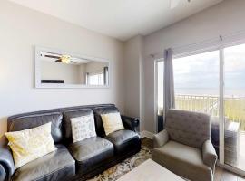 Spacious and Shiny Condo with Shared Pool & Hot Tub Free WiFi Central AC, hotel i Orange Beach