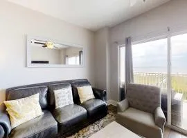 Spacious and Shiny Condo with Shared Pool & Hot Tub Free WiFi Central AC